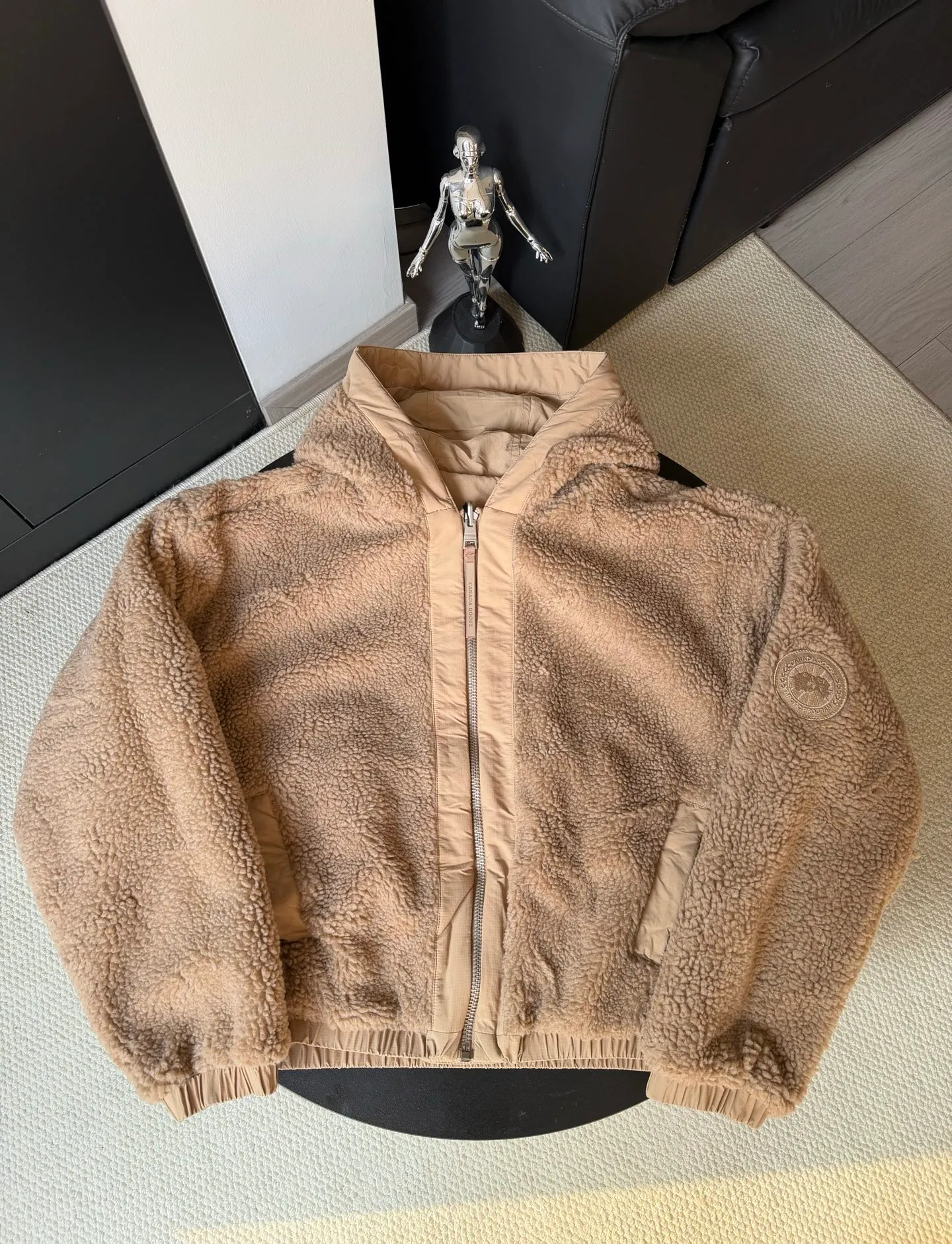 P800 canada goose/大GOose 25 reversible lamb wool flight jacket. It can be worn as a front or back and can be reshaped in any way. The inside and outside are the same color. The embroidered label pattern on the sleeve wall is limited. One side is made of lamb wool. It is delicate and gentle. The plush texture is light and full! The inner lining is polyester, which instantly transforms into an outdoor sports style! Basic neutral style can be combined at will, the most practical size: S M L Color: gray khaki black